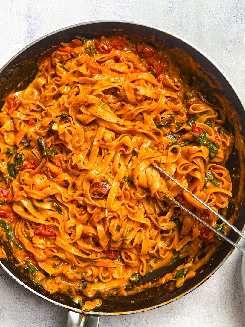 Krémové rajčatové těstoviny z jedné pánve