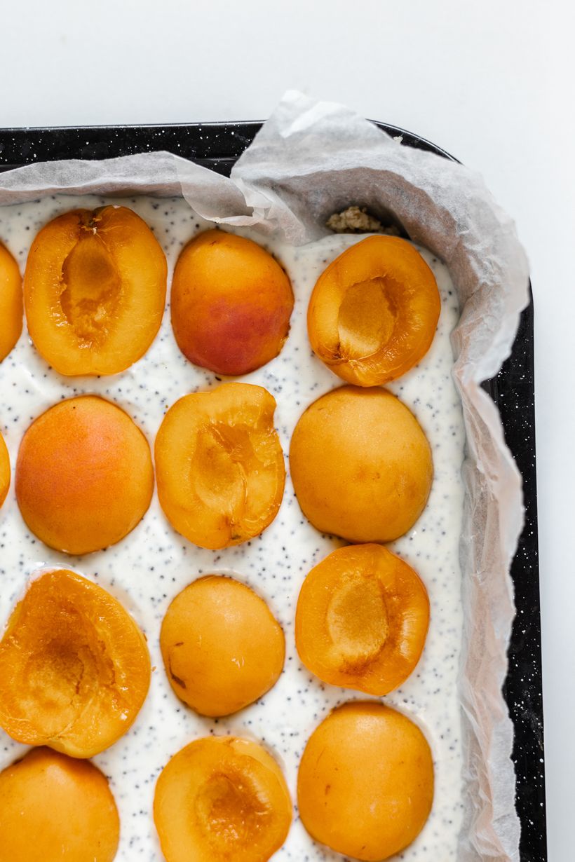 Meruňkový koláč s tvarohem na plech