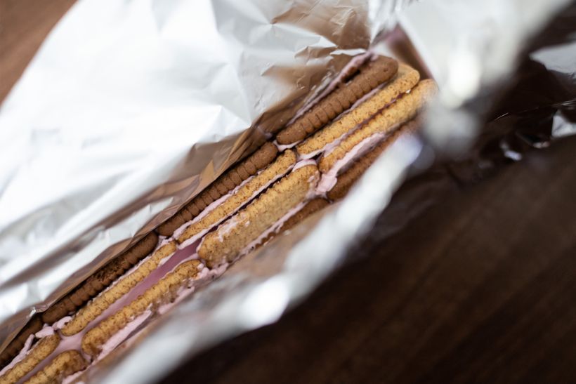 Pyramidenkuchen mit Quark und Erdbeeren