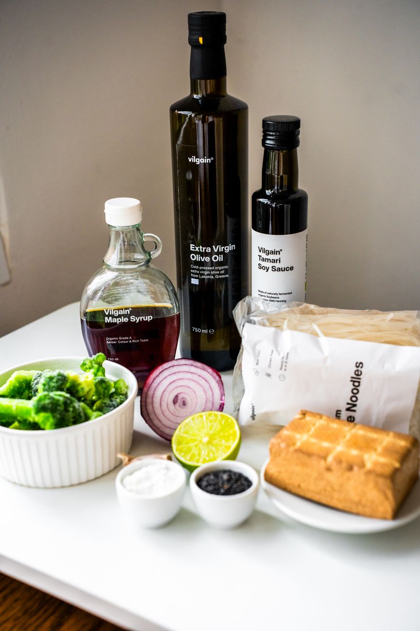 Asijské nudle s tofu a brokolicí