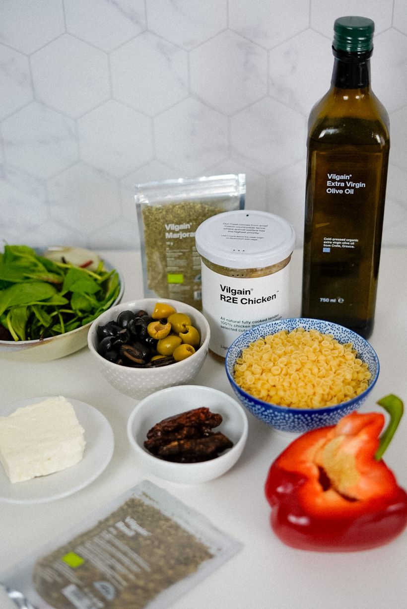 Cestovinový šalát s kuracím mäsom a sušenými paradajkami