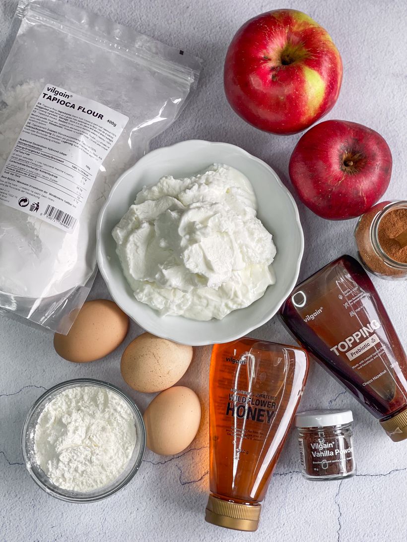 Sernik s jablky a skořicí