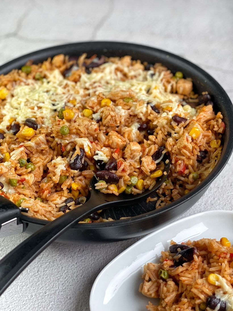 Mexická rýže s kuřecím masem z jedné pánve