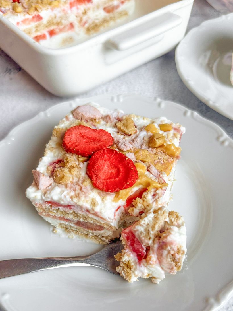 Mražené tvarohové řezy s jahodami