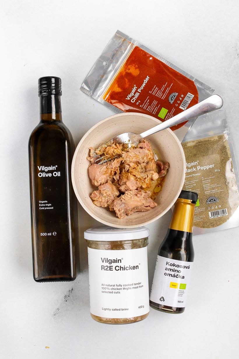 Zdravý kuřecí burger s opečenou cibulkou