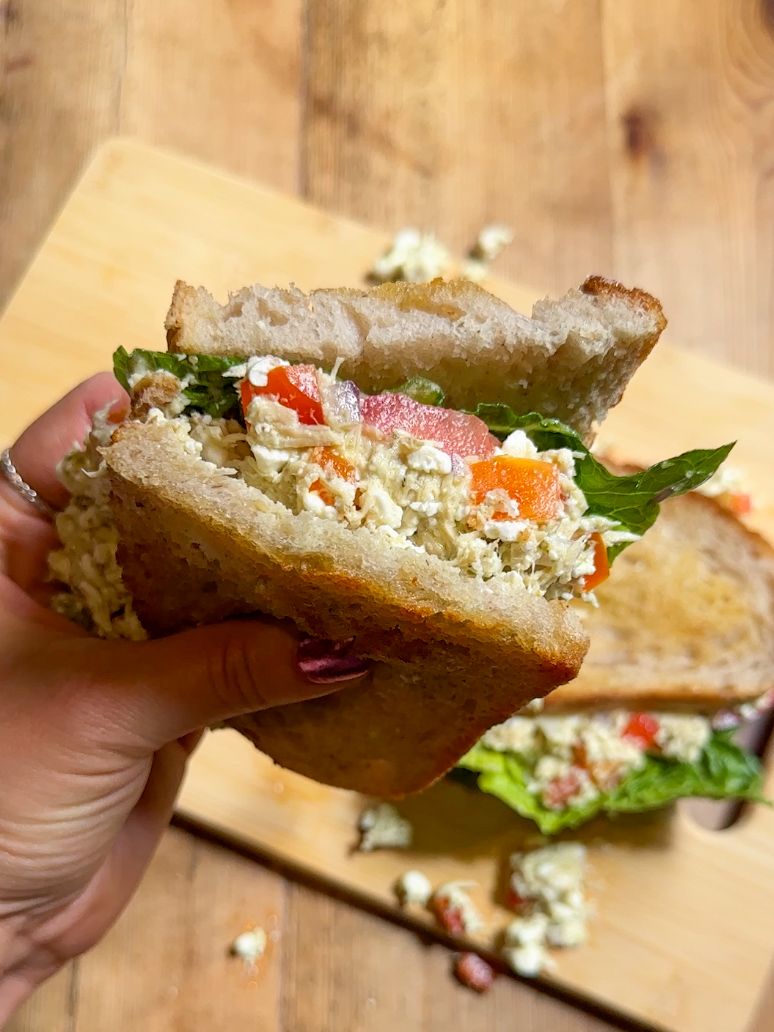 Kuřecí sandwich s pestem a fetou