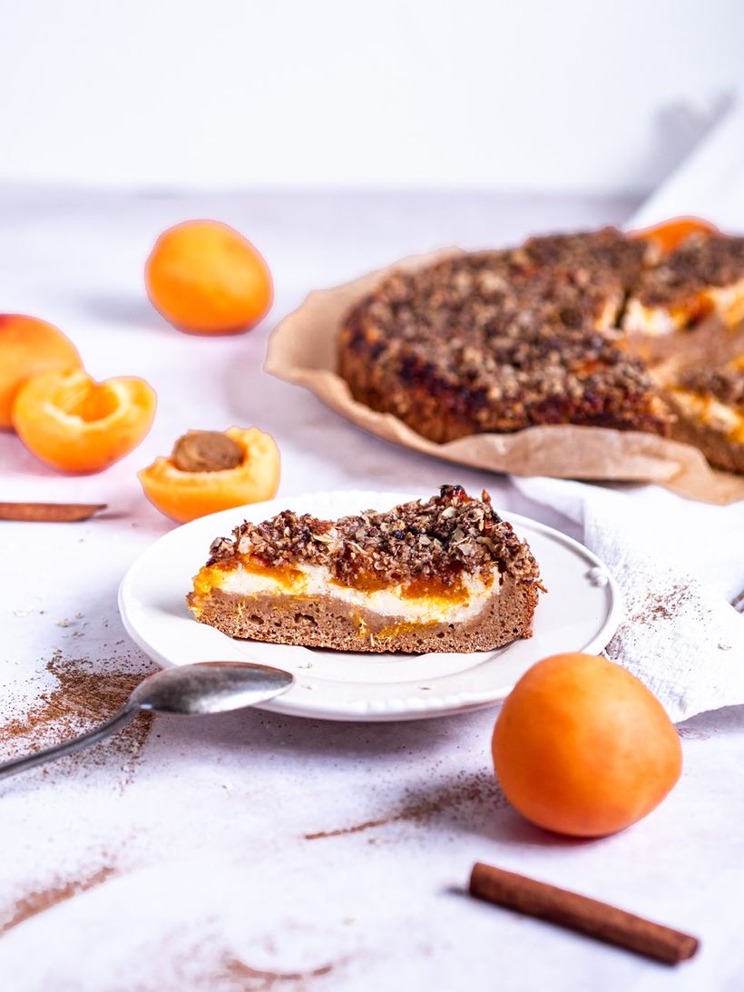 Tvarohový koláč s meruňkami a skořicovou drobenkou