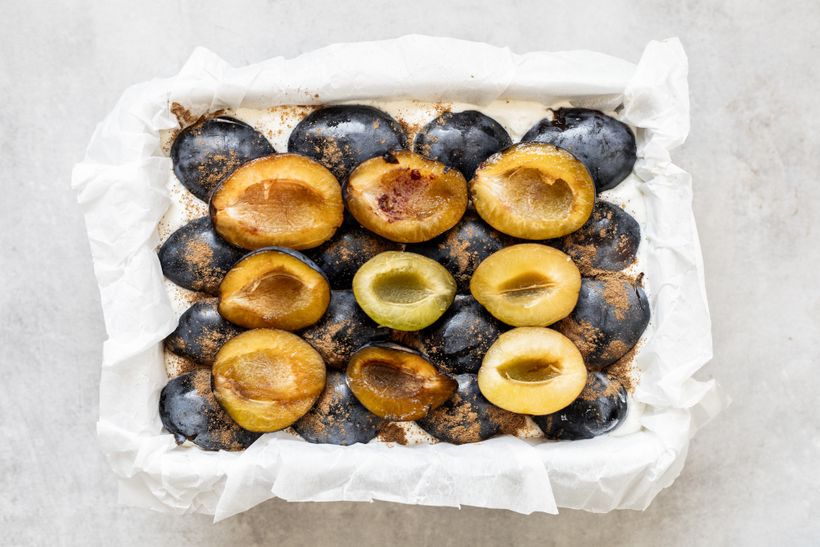 Gesunder Pflaumenkuchen mit Quark und Streuseln