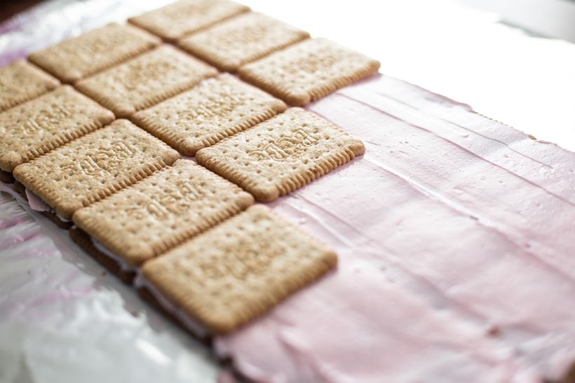 Pyramidenkuchen mit Quark und Erdbeeren