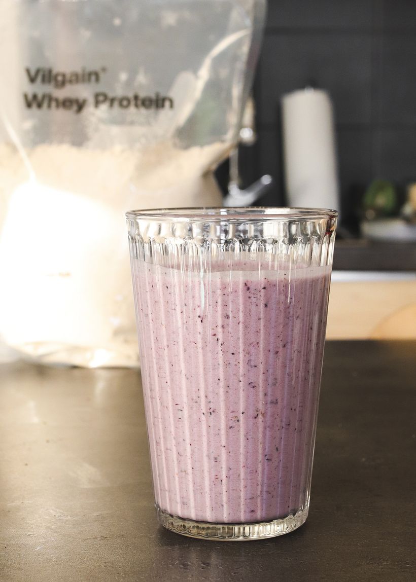 Proteinové smoothie s banánem a borůvkami