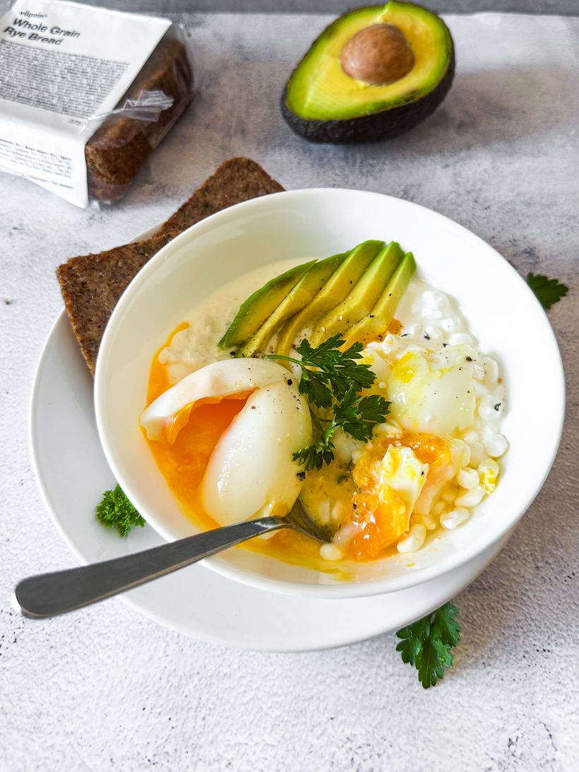 Raňajková miska s cottage syrom, avokádom a vajcom