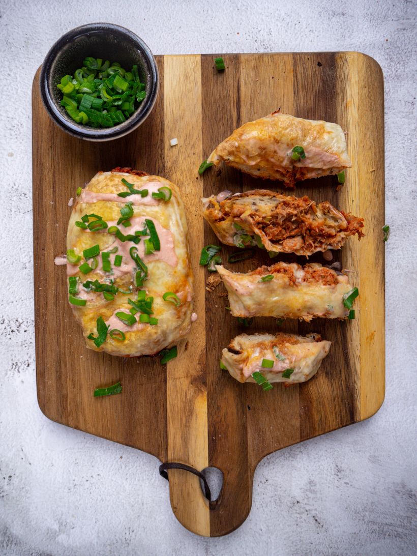 Überbackenes Baguette mit Hähnchenfleisch und hausgemachter Buffalo-Sauce