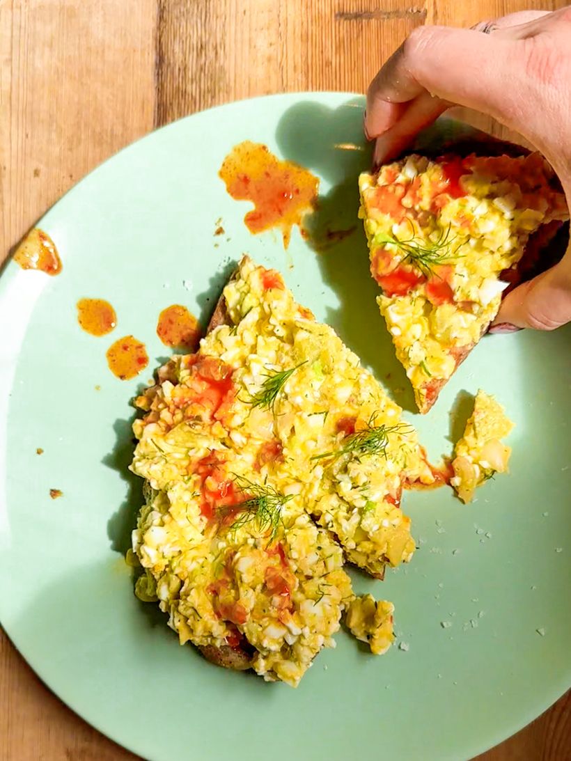 Dill Pikle Egg Salad: salată de ouă cu avocado, mărar și murături