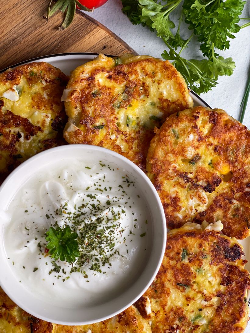 Herzhafte Syrniki mit Käse und homemade Dip