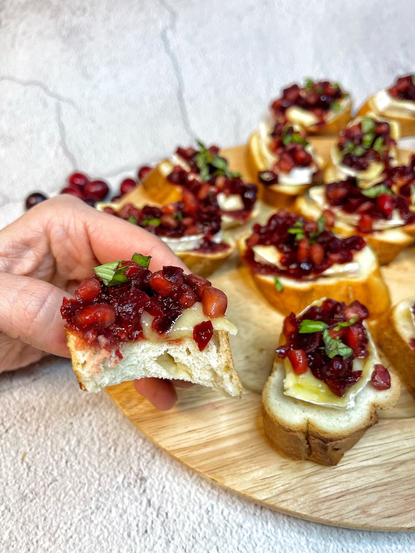 Bruschetta s hermelínem a brusinkami