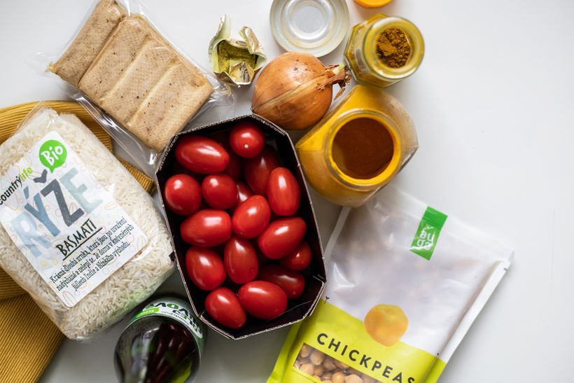 Rajčatovo-cirznové kari s tofu a rýží