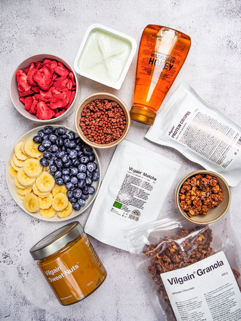 Jogurtová matcha bowl s ovocem