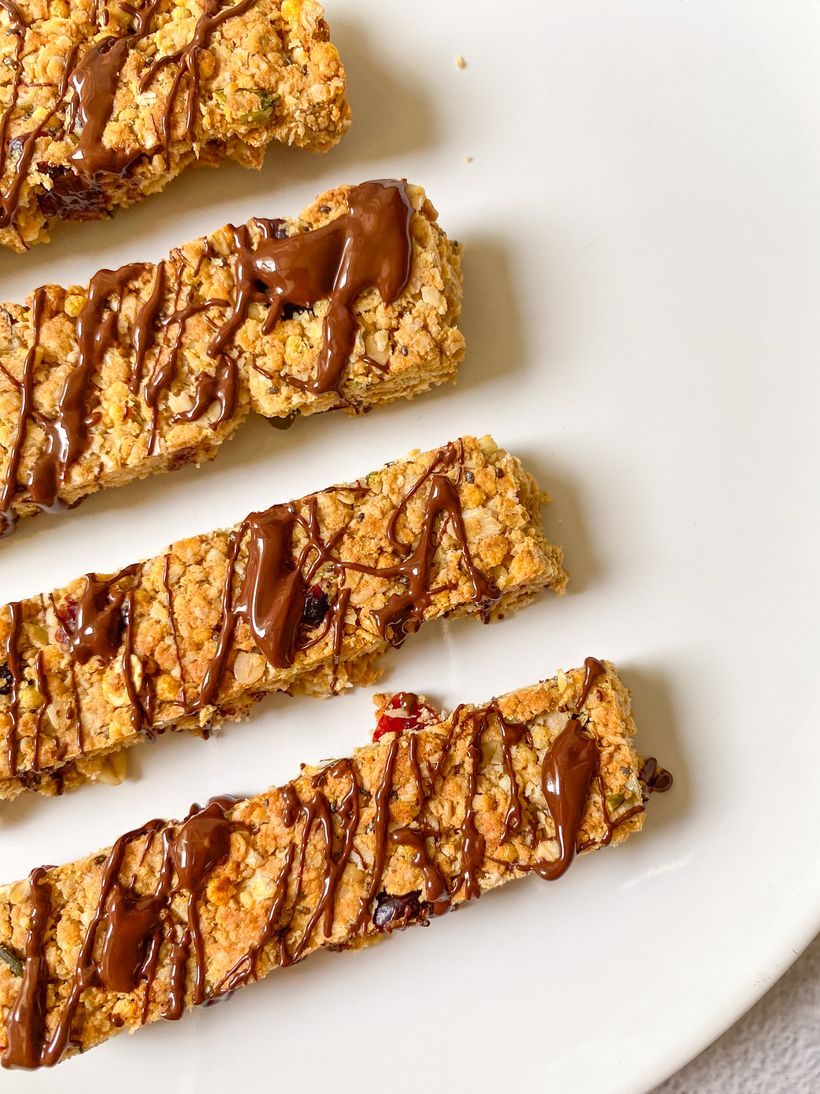 Domáce müsli tyčinky s čokoládou a semienkami