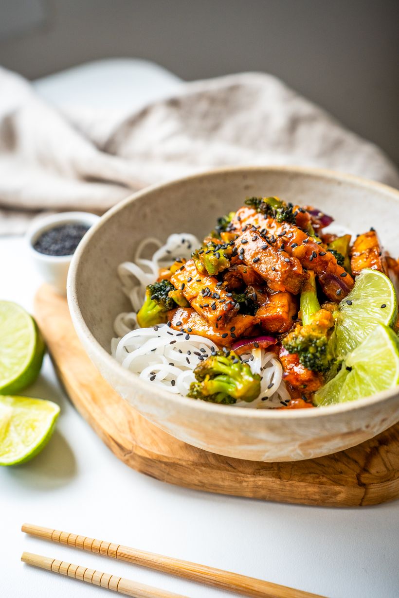 Asijské nudle s tofu a brokolicí