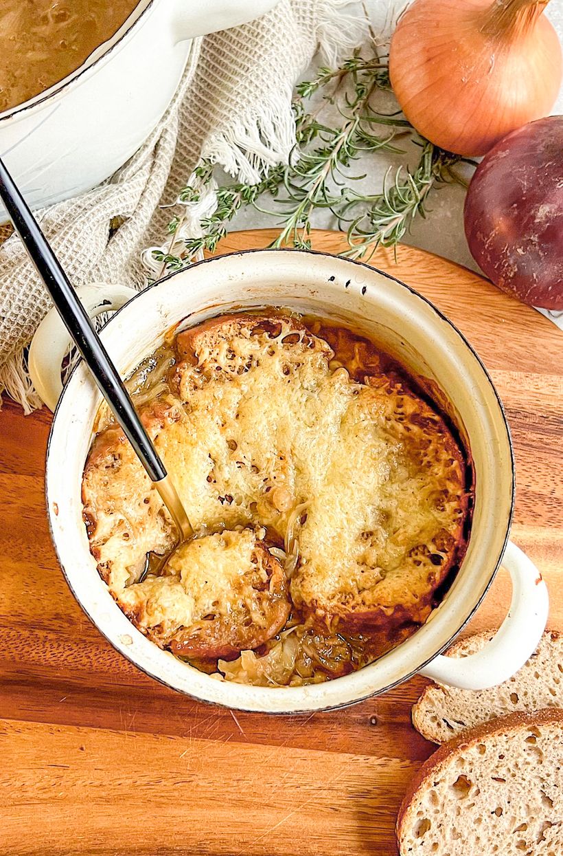Französische cremige Zwiebelsuppe mit überbackenem Baguette