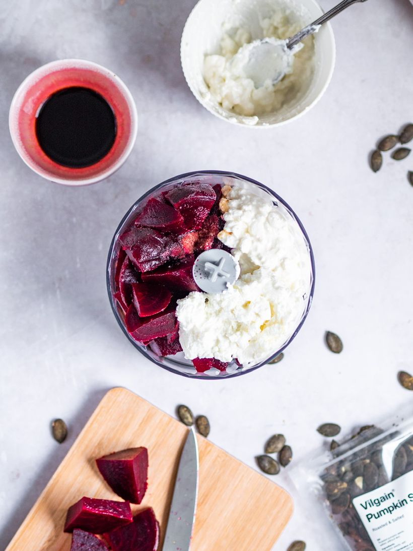 Růžové těstoviny s omáčkou z červené řepy