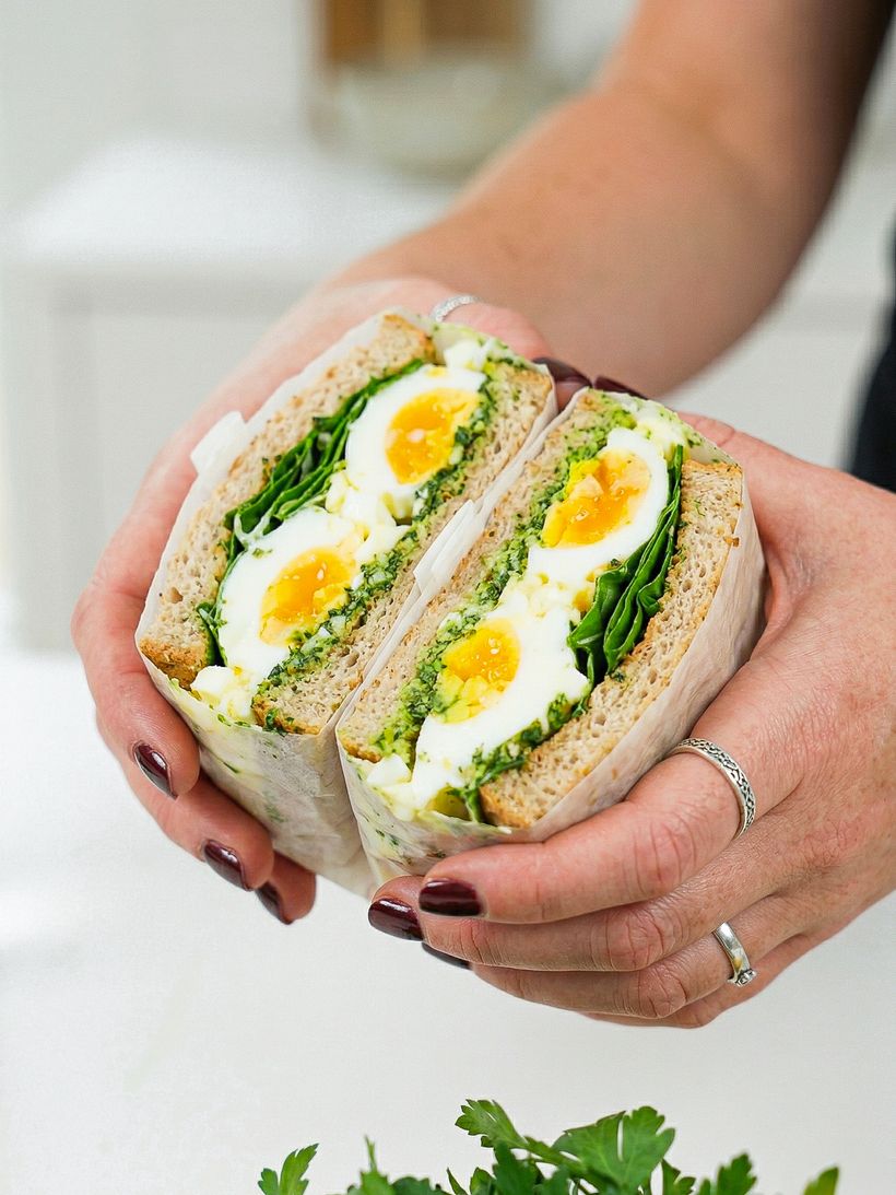 Sandwich mit Eiaufstrich und Bärlauchpesto