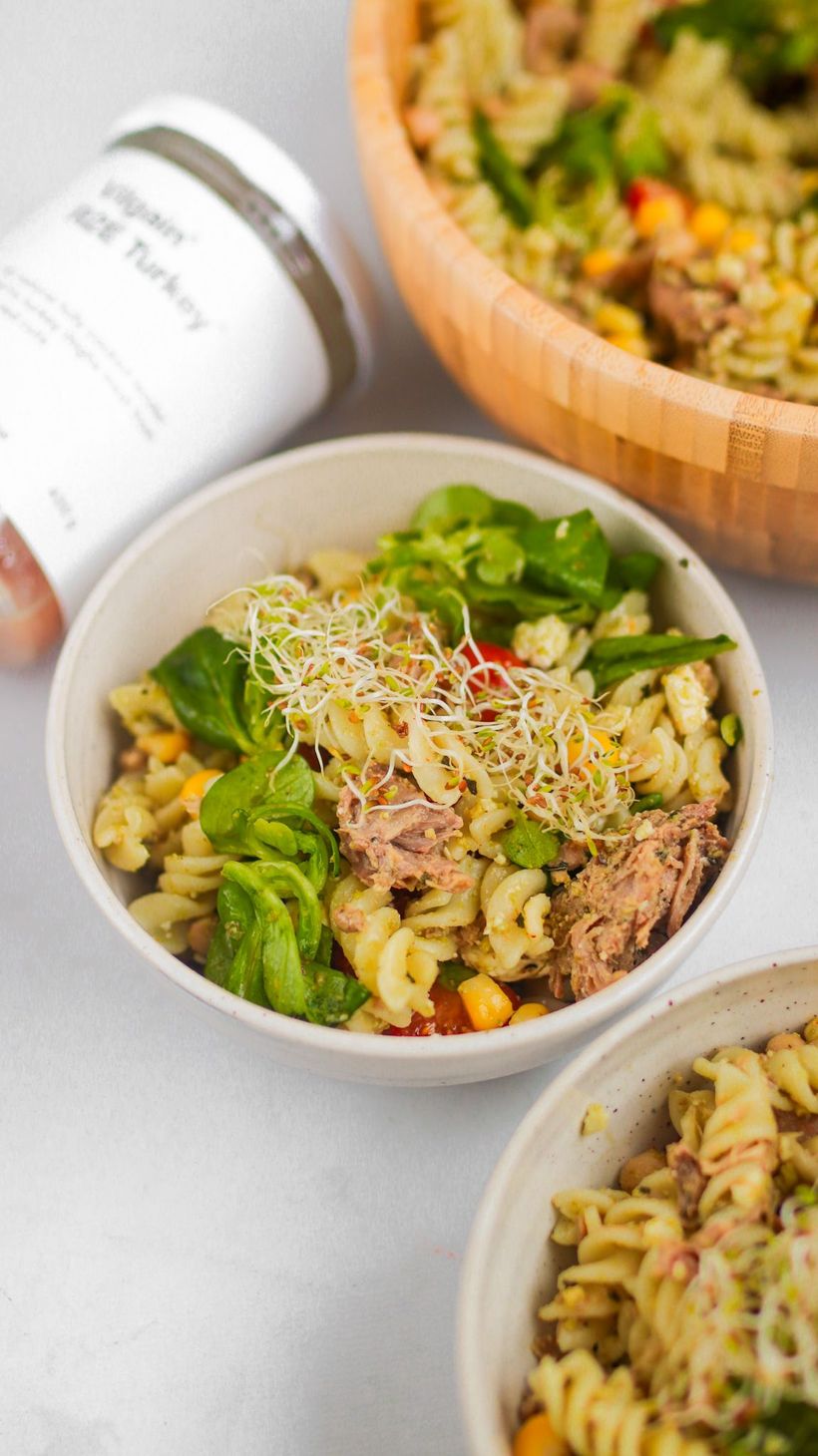 Cestovinový šalát s morčacím mäsom a syrom feta