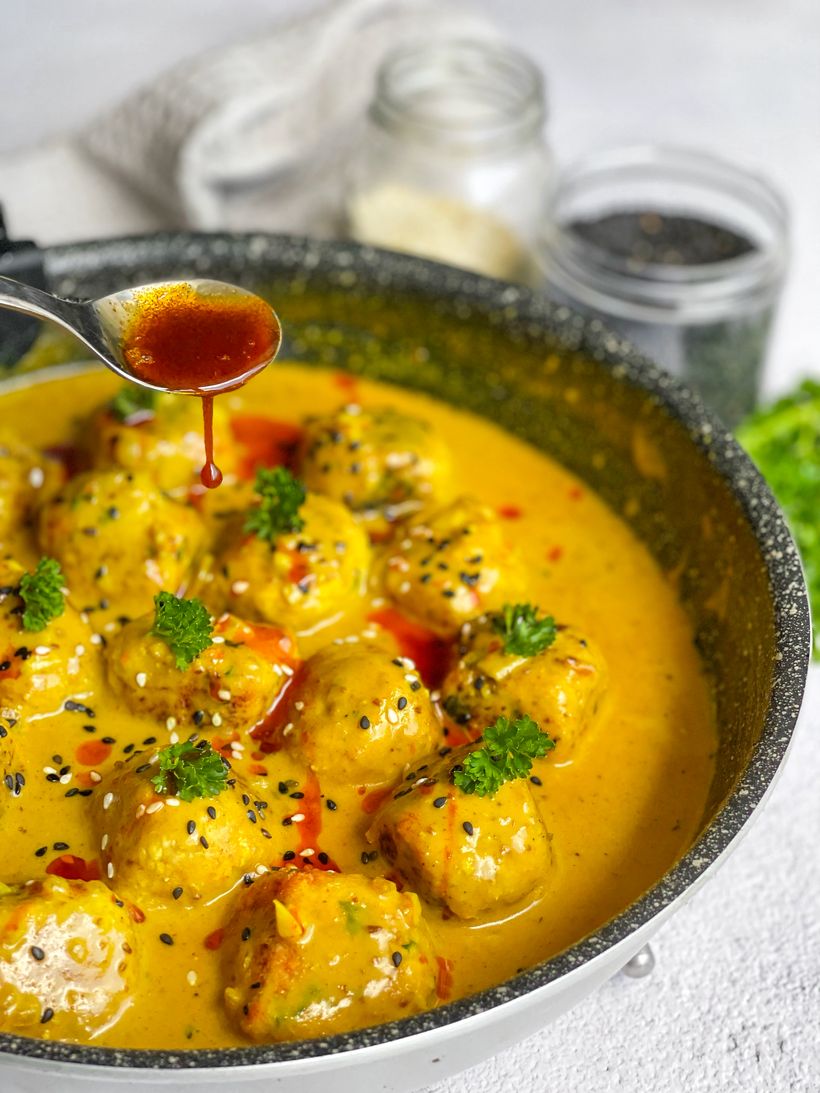 Bile de tofu în curry cu orez