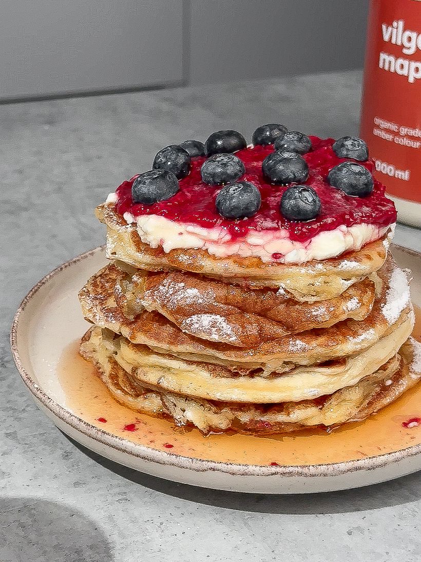 Cottage-Pfannkuchen mit Quark und Marmelade