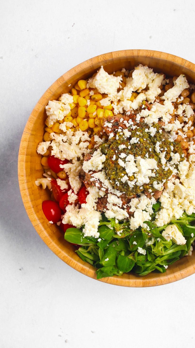 Cestovinový šalát s morčacím mäsom a syrom feta