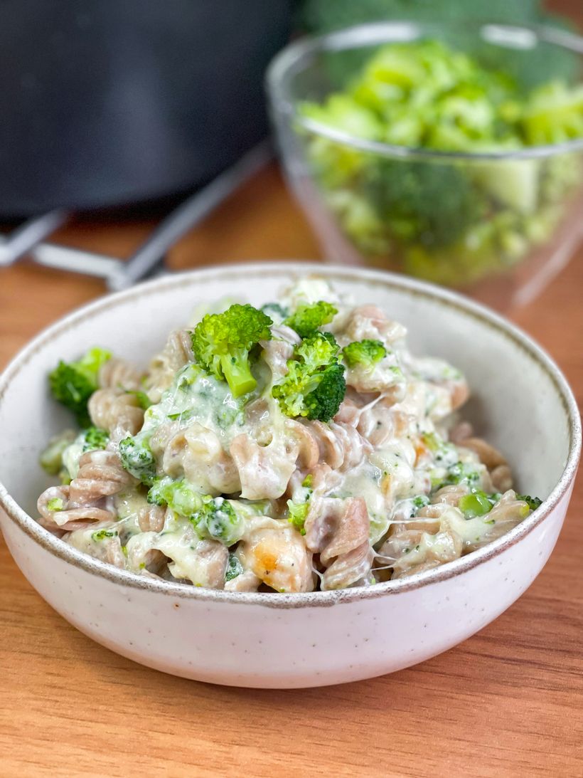 Krémové těstoviny se sýrovou omáčkou a brokolicí