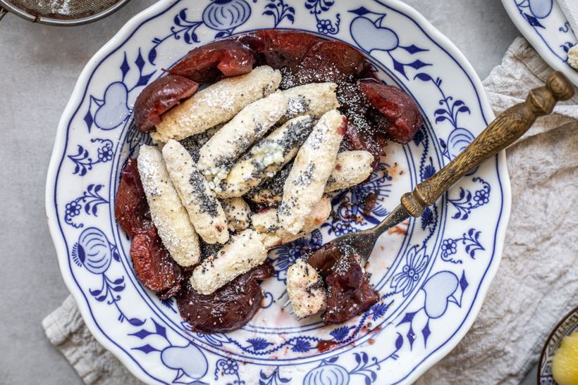 Egészséges túrósnudli mákkal és szilvamártással