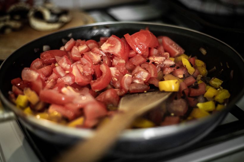 Izraelska shakshuka: zdrowe śniadanie o smaku Orientu