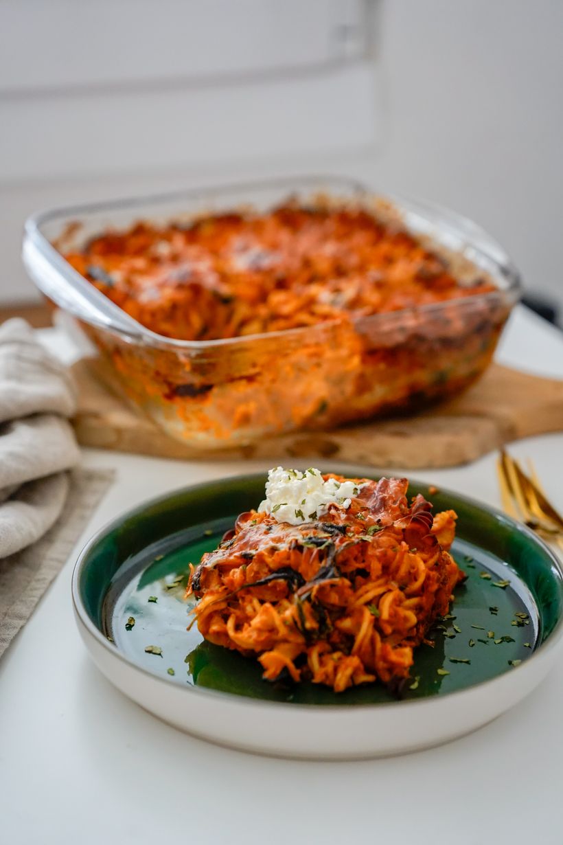 Zapekané cestoviny s trhaným kuracím mäsom