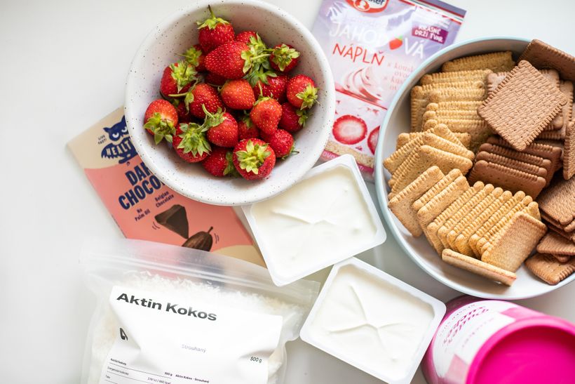 Pyramidenkuchen mit Quark und Erdbeeren