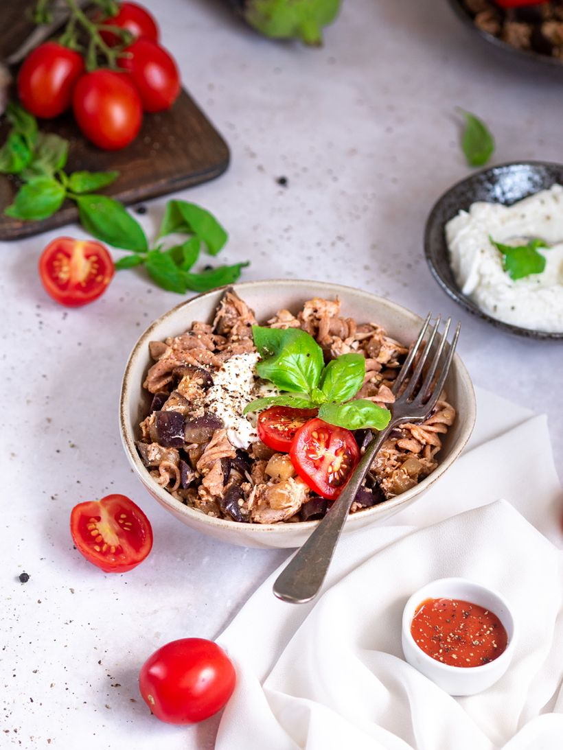 Letní těstoviny s lilkem a krůtím masem