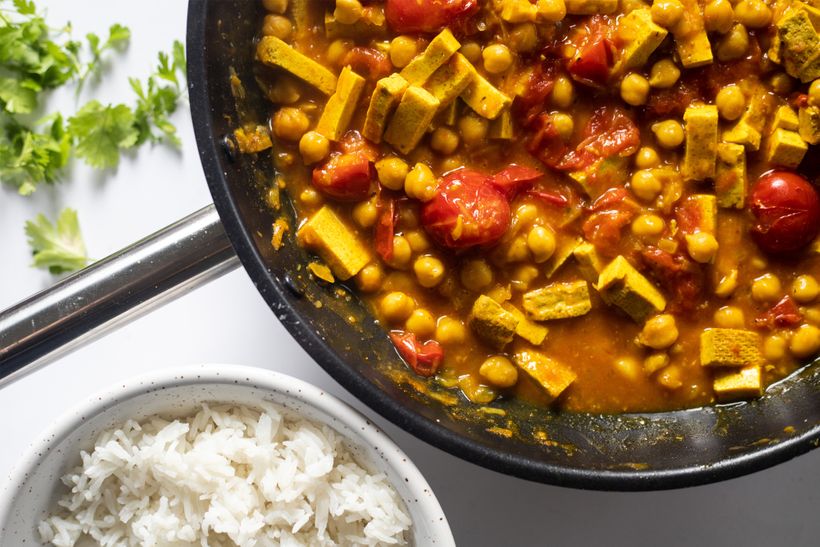Rajčatovo-cirznové kari s tofu a rýží
