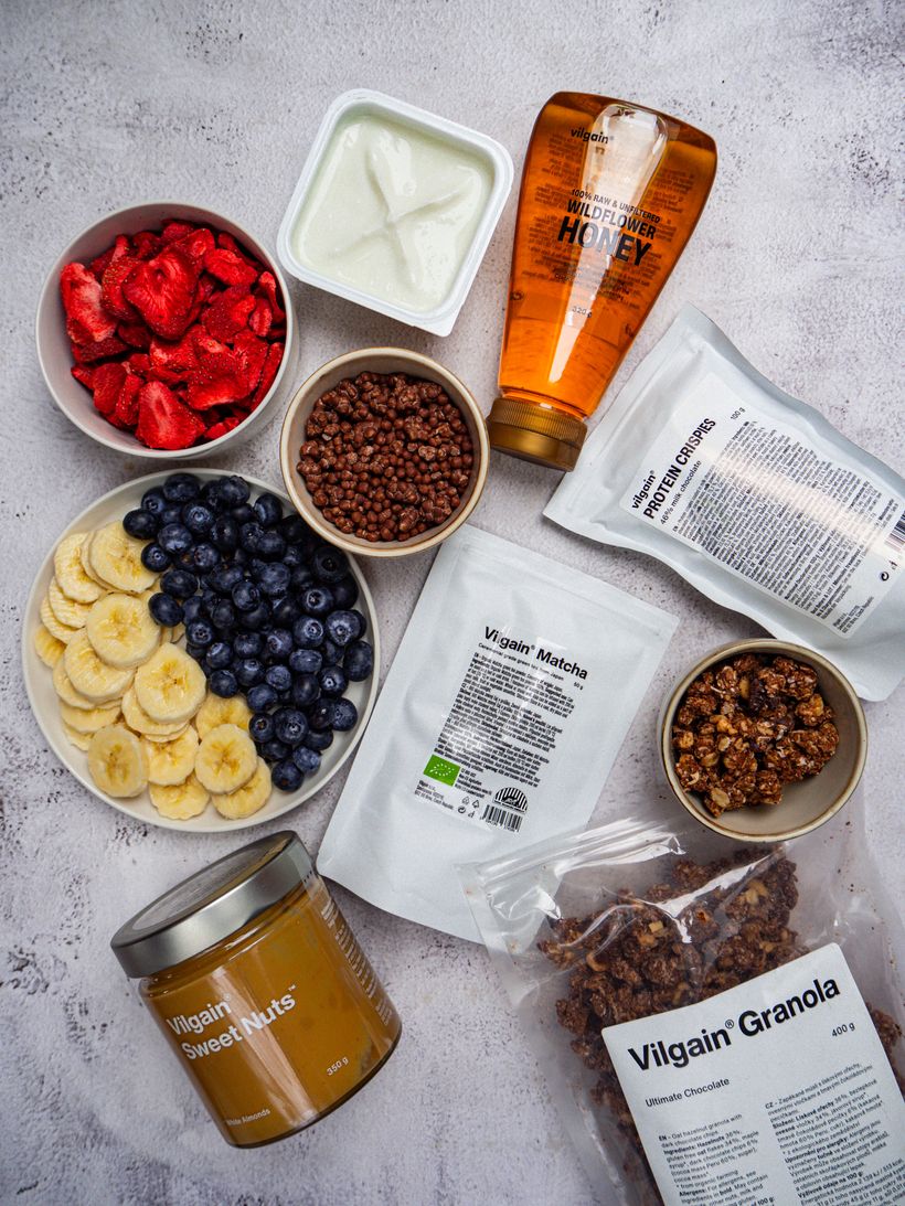 Jogurtový matcha bowl s ovocím