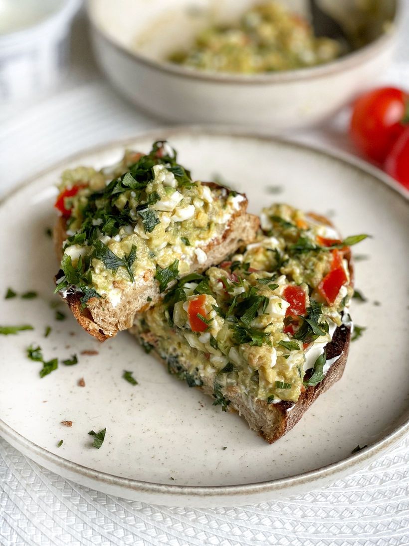 Raňajkový guacamole toast