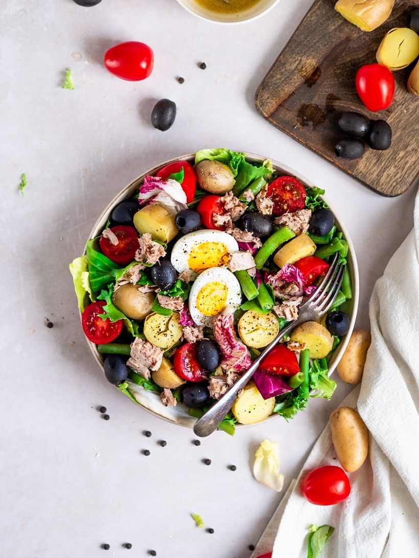 Salát Nicoise. s tuňákem