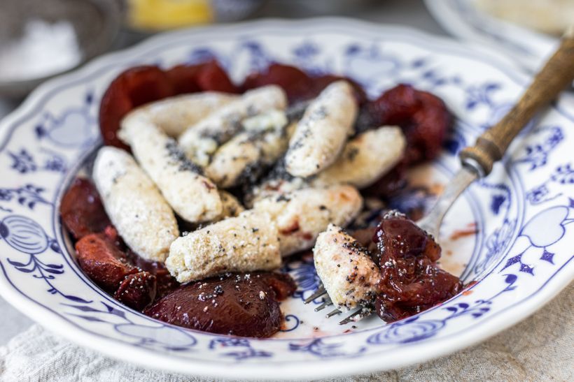 Egészséges túrósnudli mákkal és szilvamártással