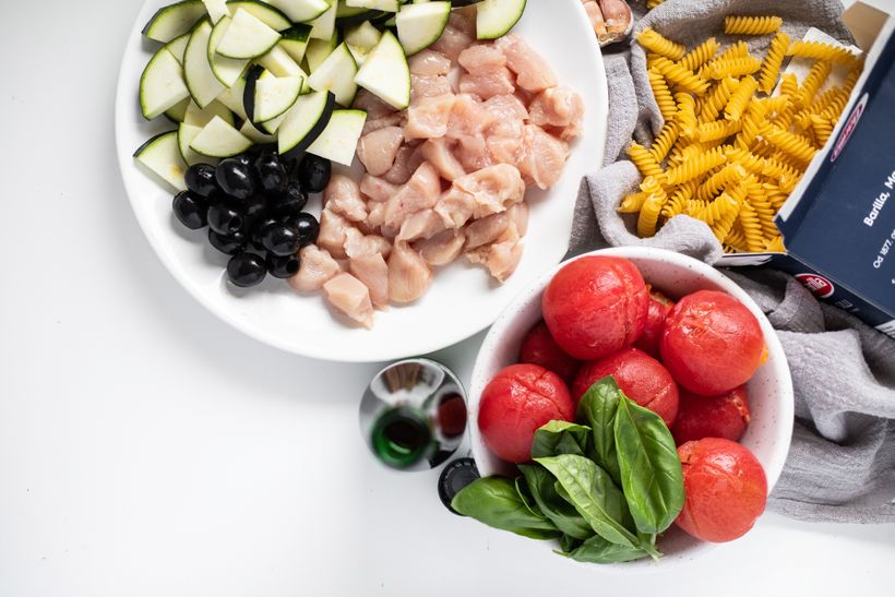 Pasta mit Zucchini, Tomaten und Hähnchenfleisch