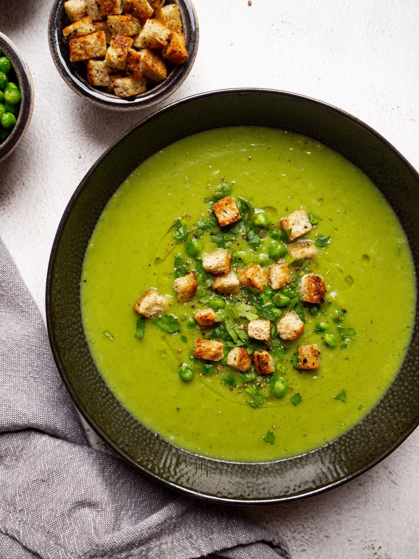 Cremige Erbsensuppe mit grünen Erbsen und Kartoffeln