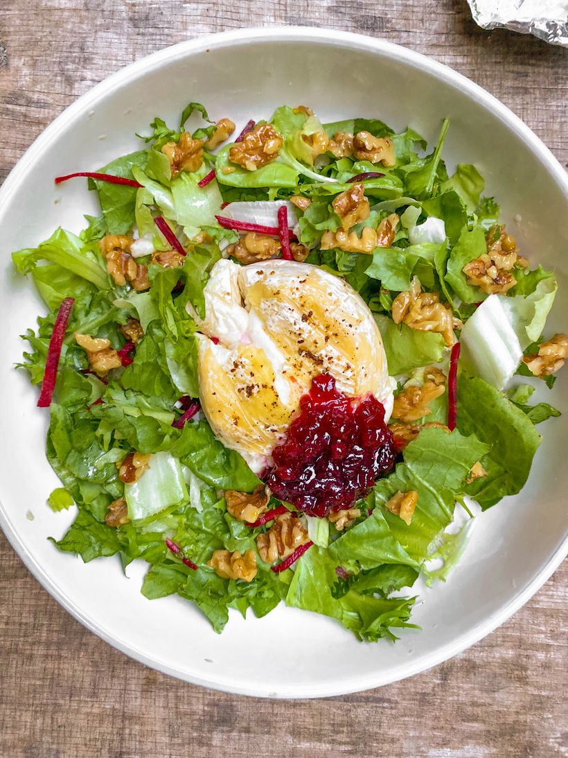 Grilovaný hermelín s orechmi a brusnicami