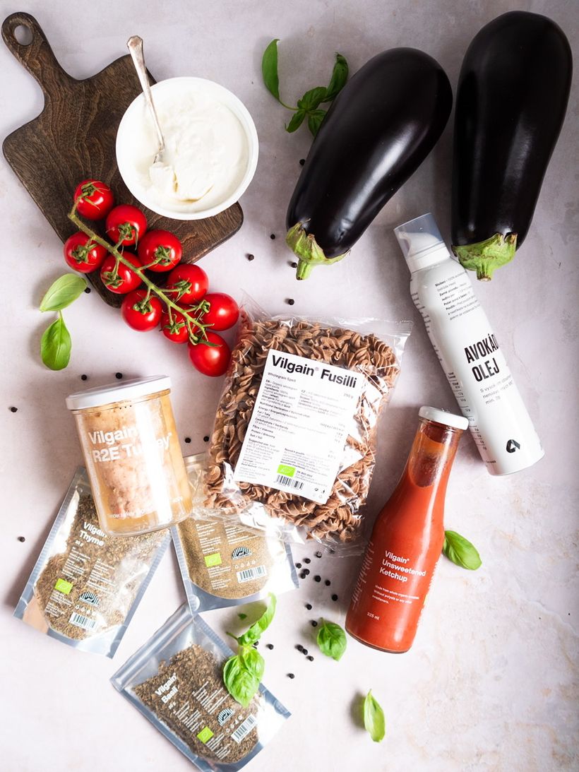 Letní těstoviny s lilkem a krůtím masem