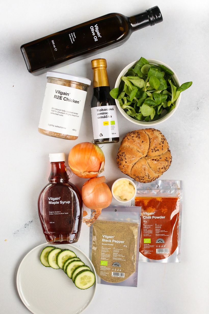 Zdravý kuřecí burger s opečenou cibulkou