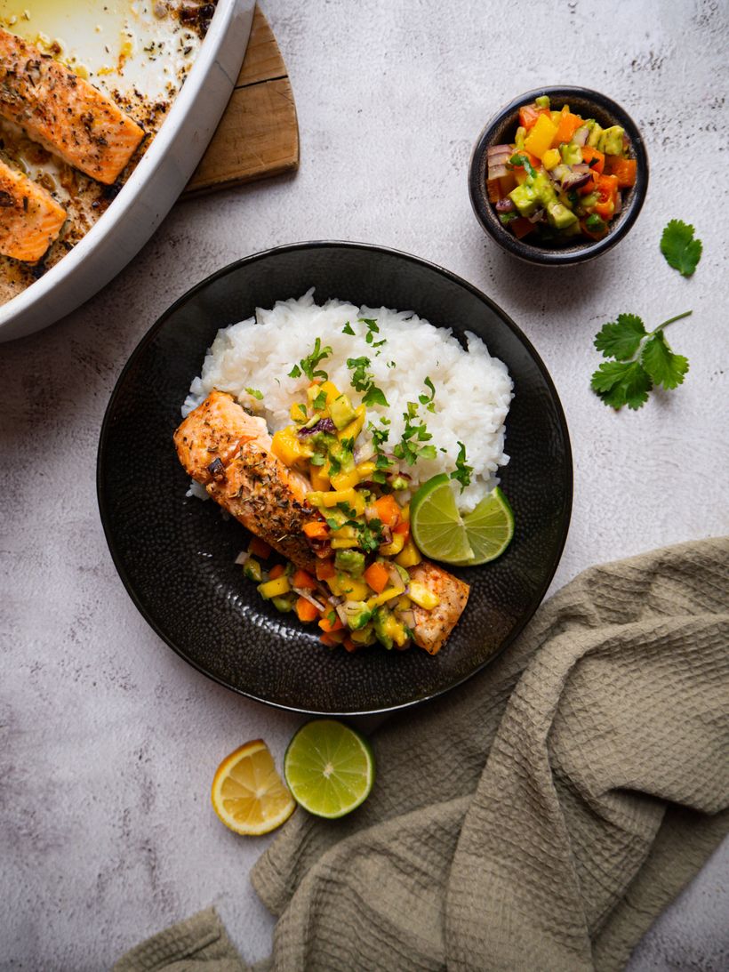 Pečený losos s mango-avokádovou salsou a jasmínovou rýží