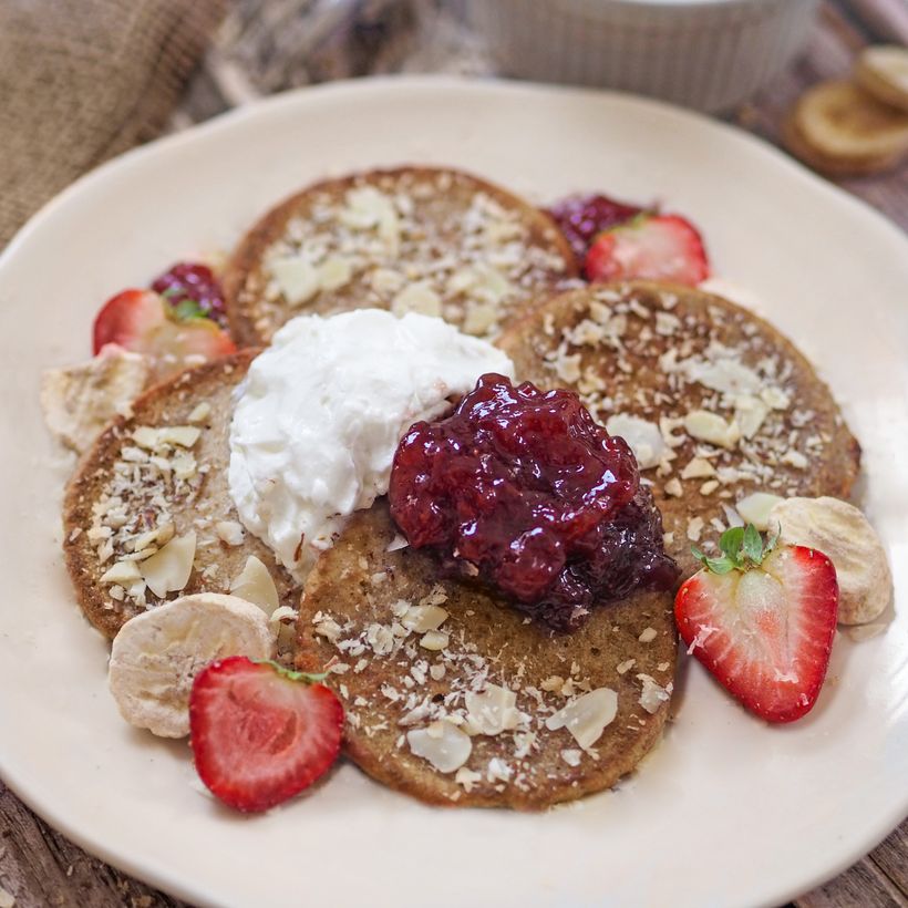 Cottage lívance s řeckým jogurtem a džemem
