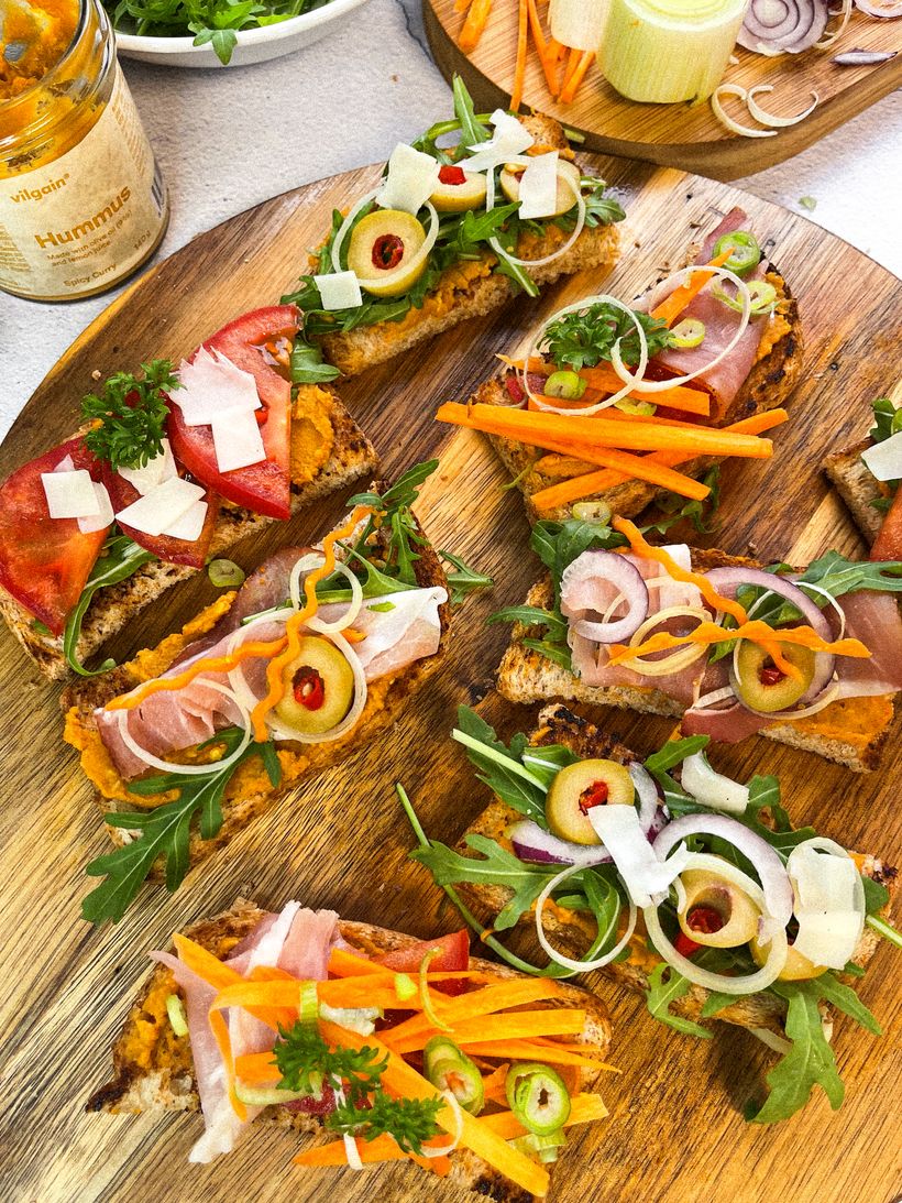 Obložená bruschetta s hummusem