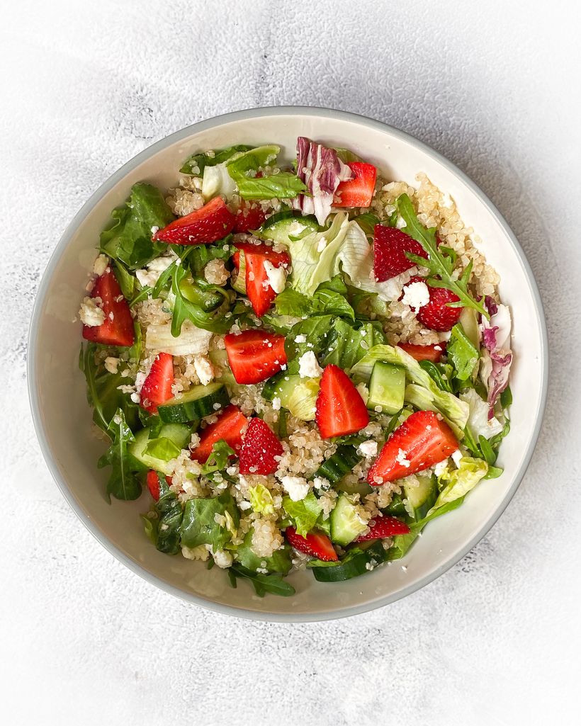 Quinoa šalát s jahodami a syrom feta